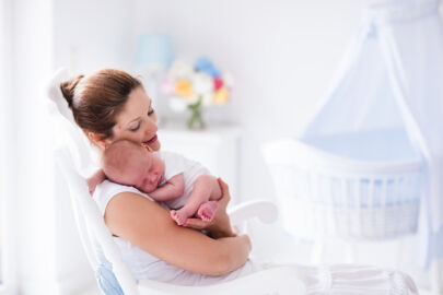 El cuidado del hogar y del cuidado de la salud para las madres y los bebés